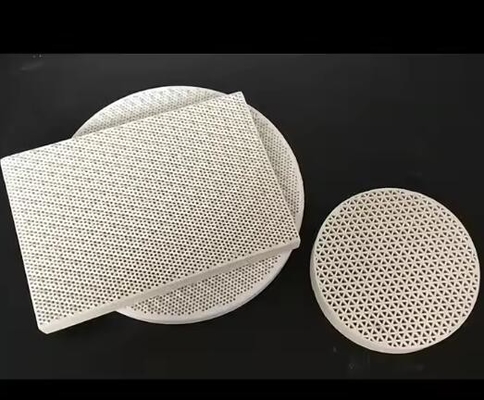 Placca ceramica a nido di miele a cordierite porosa a infrarossi di alta resistenza 50-200 mm per la resistenza agli urti termici del bruciatore