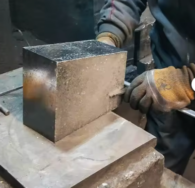 Mattoni refrattari in carbonio di magnesia immagazzinati nel forno di fusione del ferro di alta qualità del mattone di carbonio della magnesite di prezzo di fabbrica della Cina