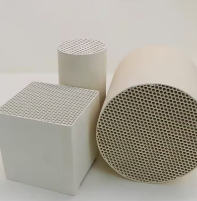 Substrato catalitico ceramico a nido d'ape in cordierite e corindone ad alta efficienza per la purificazione dei gas di scarico organici